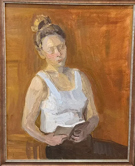 Девушка за книгой